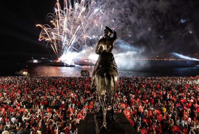 Türkiye'nin dört bir yanında Cumhuriyet coşkusu Türkiye'nin dört bir yanında Cumhuriyet coşkusu