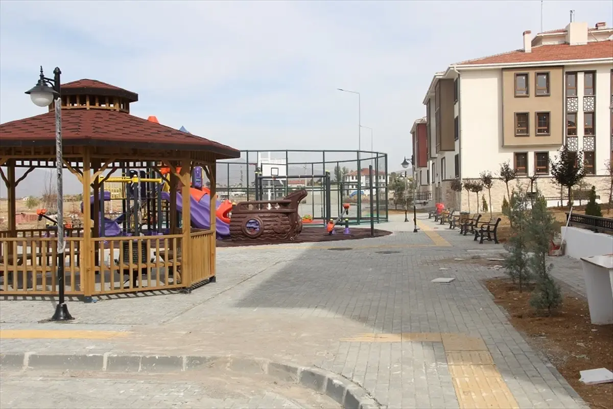 Yalıhüyük'te TOKİ Konutları Hak Sahiplerine Teslim Edildi