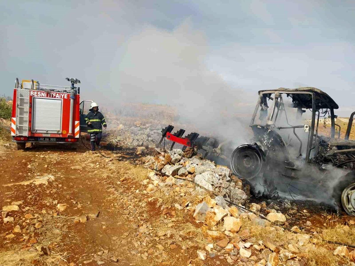Adıyaman'da tarlayı süren traktör yanarak kullanılamaz hale geldi