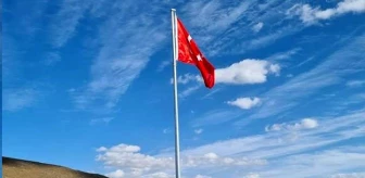 Çıldır Belediyesi Viyadüğe Dev Türk Bayrağı Astı