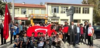 Elazığ'da '100. yılında Cumhuriyet' yarışmasında dereceye giren öğrencileri ödüllendirdi