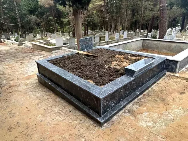 Bu nasıl iş kimse anlam veremiyor! Eski belediye çalışanını yola defnettiler