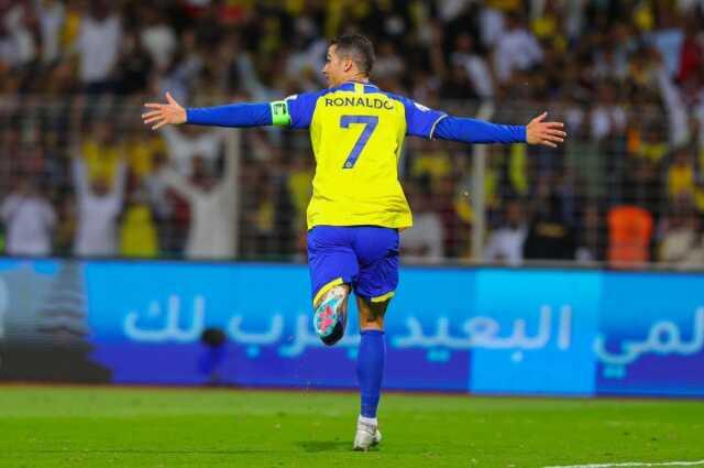 Ah Ronaldo ah! Daha önce attığı gollerle şimdi ise dışarıya yaptığı hareketle haber oluyor Ah Ronaldo ah! Daha önce attığı gollerle şimdi ise dışarıya yaptığı hareketle haber oluyor