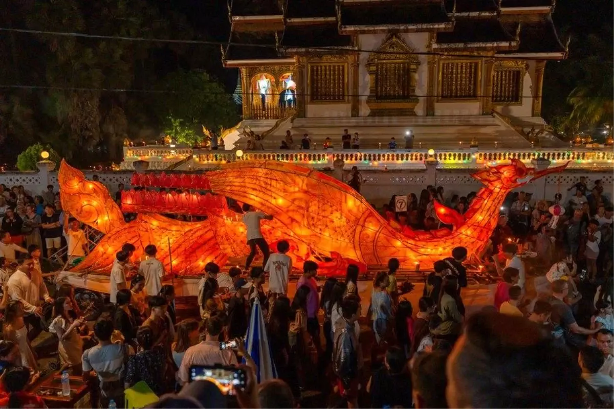 Laos'ta Yüzen Işık Tekneleri Festivali düzenlendi