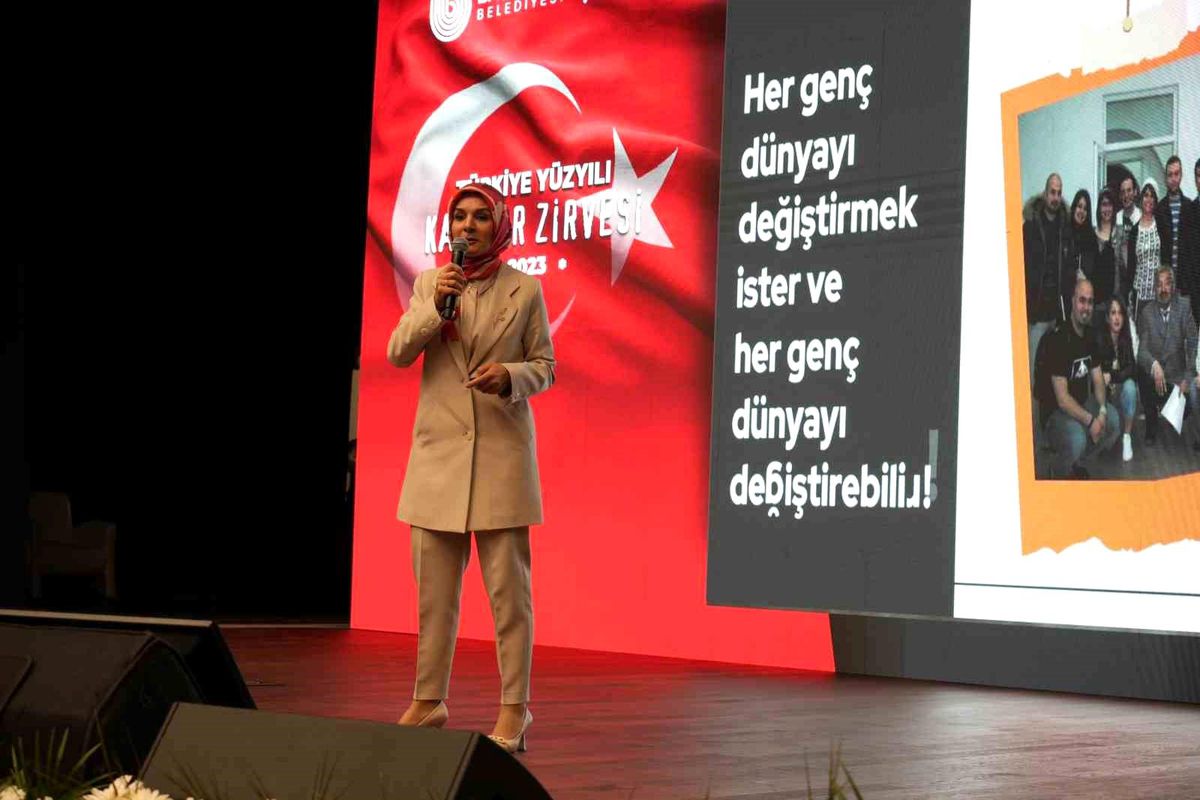 Bakan Göktaş: 'Avrupa'da ilk başörtülü milletvekili olarak meclise girdim'