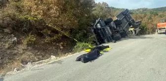 Çorum'da iş makinesi taşıyan tır devrildi: 2 kişi hayatını kaybetti