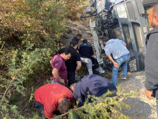 Çorum'da iş makinesi taşıyan tır devrildi: 2 kişi hayatını kaybetti Çorum'da iş makinesi taşıyan tır devrildi: 2 kişi hayatını kaybetti