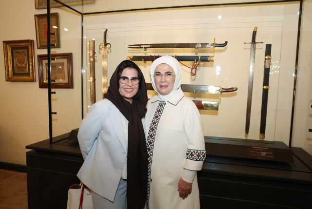 Emine Erdoğan İstanbul'a gelen devlet başkanlarının eşleriyle Topkapı Sarayı'nı ziyaret etti Emine Erdoğan İstanbul'a gelen devlet başkanlarının eşleriyle Topkapı Sarayı'nı ziyaret etti