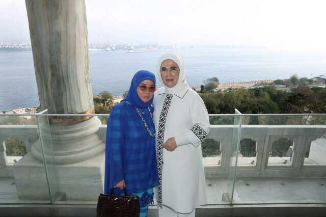 Emine Erdoğan İstanbul'a gelen devlet başkanlarının eşleriyle Topkapı Sarayı'nı ziyaret etti Emine Erdoğan İstanbul'a gelen devlet başkanlarının eşleriyle Topkapı Sarayı'nı ziyaret etti