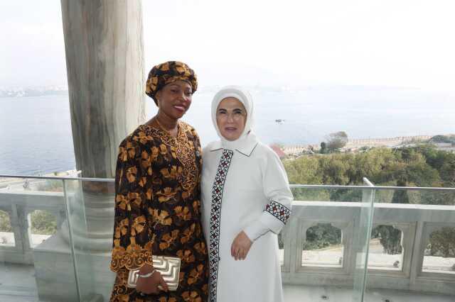 Emine Erdoğan İstanbul'a gelen devlet başkanlarının eşleriyle Topkapı Sarayı'nı ziyaret etti Emine Erdoğan İstanbul'a gelen devlet başkanlarının eşleriyle Topkapı Sarayı'nı ziyaret etti