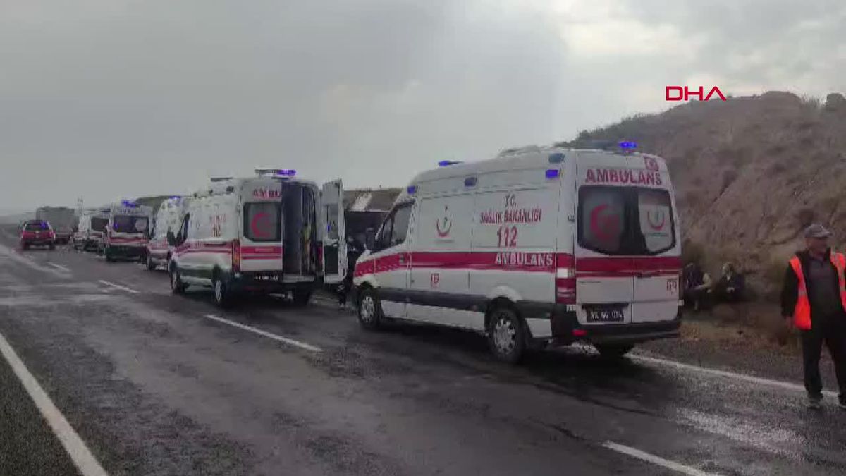 Kayseri'de yolcu midibüsü devrildi: 14 yaralı