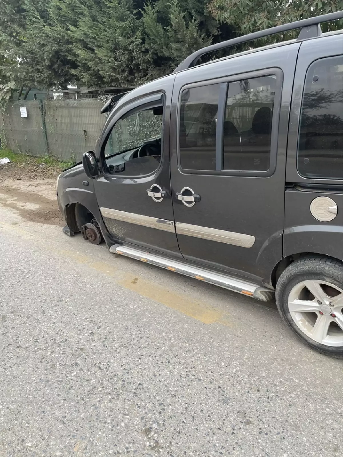 Seyir halindeki aracın lastiği karşı yönden gelen otomobile çarptı