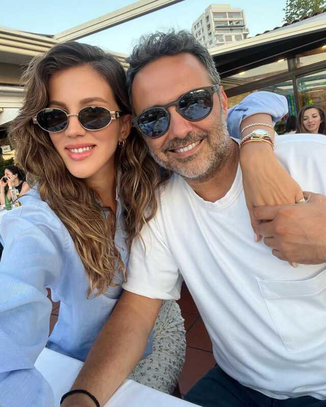 Şef Arda Türkmen'in eşi trafik magandasının saldırısına uğradı Şef Arda Türkmen'in eşi trafik magandasının saldırısına uğradı