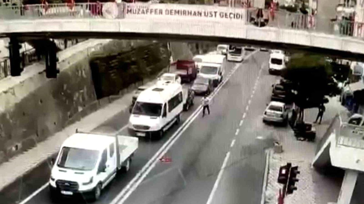 Gümüşhane'de Polis Memurunun Türk Bayrağını Yoldan Alması