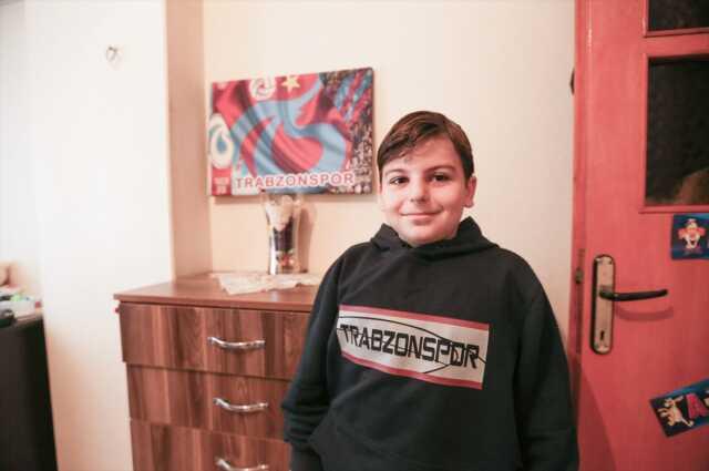 Yüzüne biber gazı sıkılan küçük çocuk konuştu: Trabzonspor eziktir deyip biber gazını sıktı Yüzüne biber gazı sıkılan küçük çocuk konuştu: Trabzonspor eziktir deyip biber gazını sıktı