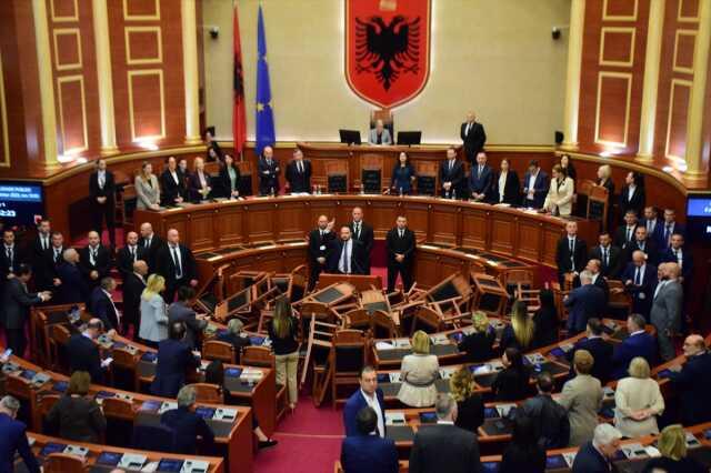 Arnavutluk Meclisinde büyük kavga! Oturumu engelleyen muhalefet milletvekilleri kürsüye sis bombası attı Arnavutluk Meclisinde büyük kavga! Oturumu engelleyen muhalefet milletvekilleri kürsüye sis bombası attı