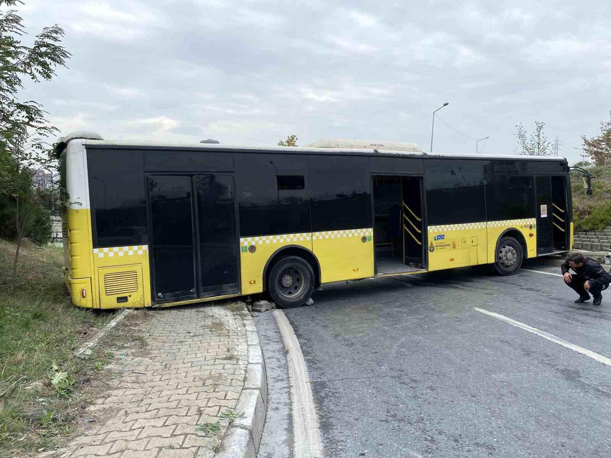 İETT Özel Halk Otobüsü Kontrolden Çıkarak Kaza Yaptı