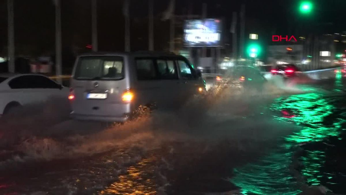Bursa'da Sağanak Yağış Hayatı Olumsuz Etkiledi