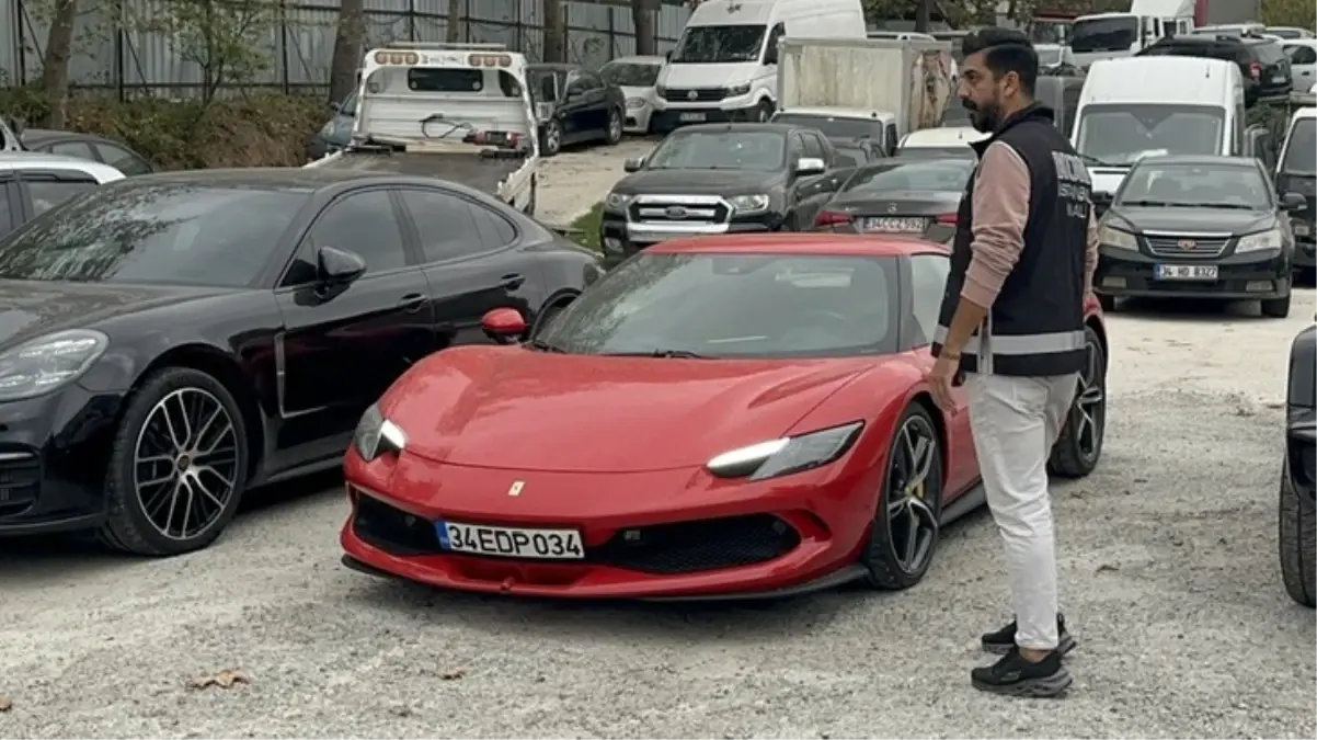 Dilan ve Engin Polat çiftinin araçları Emniyet'in önünde sergileniyor