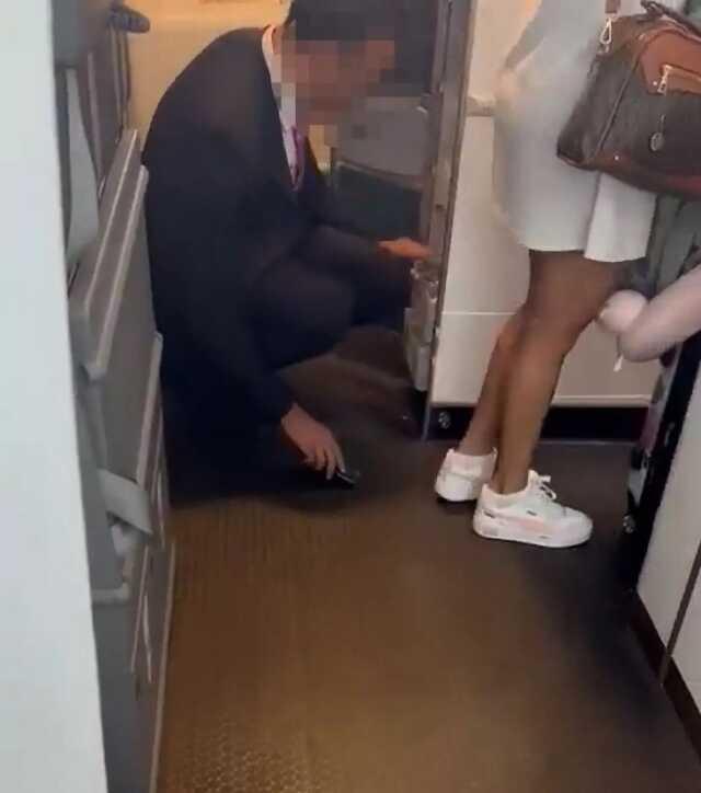 Erkek kabin görevlisi uçağa binen bir kadın yolcunun etek altı görüntülerini çekerken yakalandı