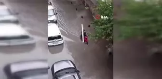 Kızıltepe'de sağanak yağış yolları göle çevirdi