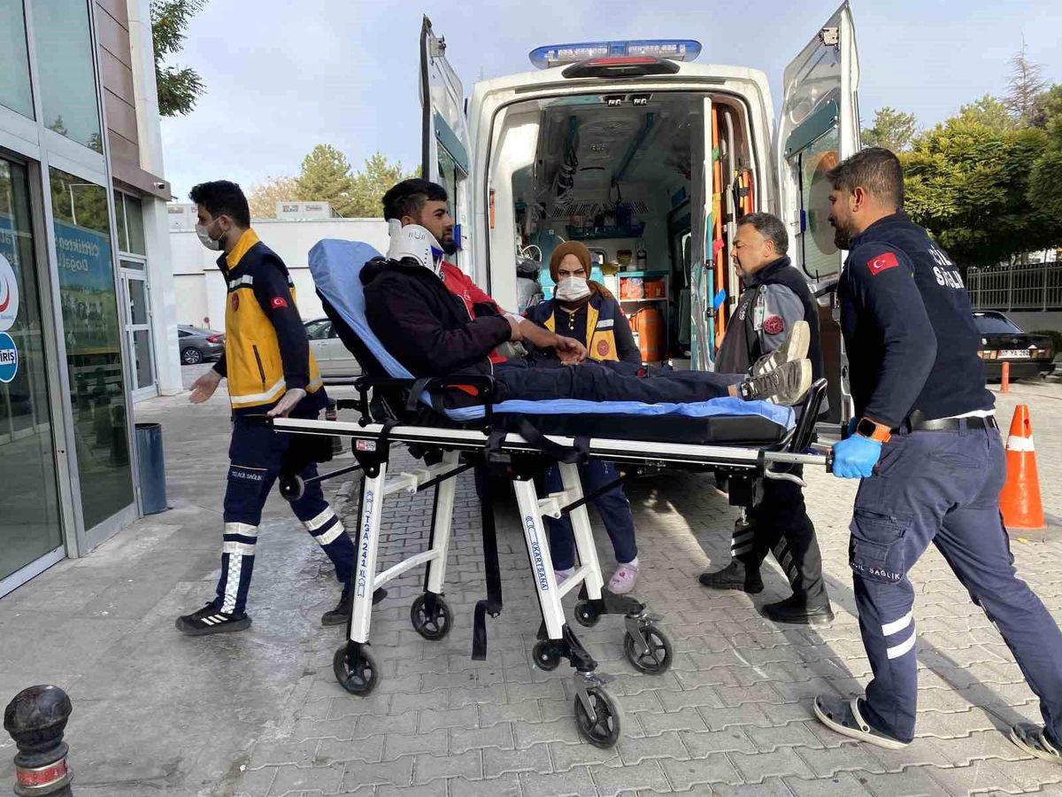 Konya'da motosiklet otomobile çarptı, sürücü yaralandı