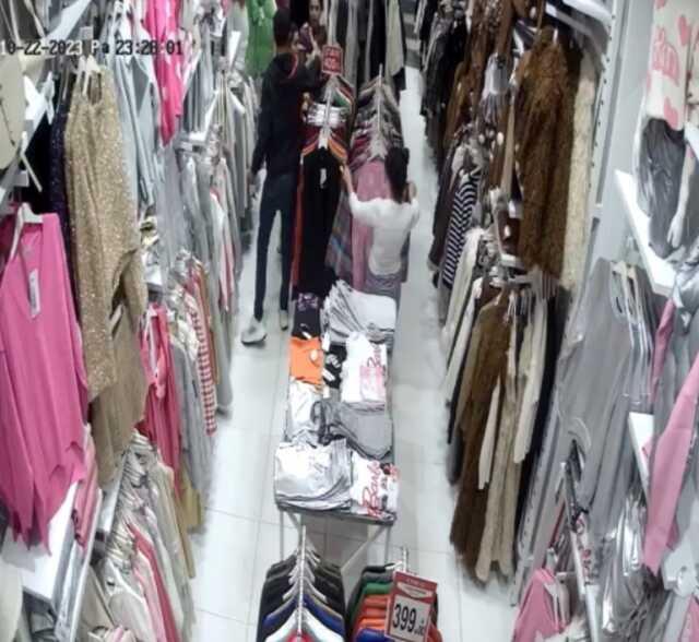 Korsan taksiciyi gasp eden adam, Taksim'de 'Ben Robin Hood'um' diyerek parayı önüne gelene dağıttı Korsan taksiciyi gasp eden adam, Taksim'de 'Ben Robin Hood'um' diyerek parayı önüne gelene dağıttı