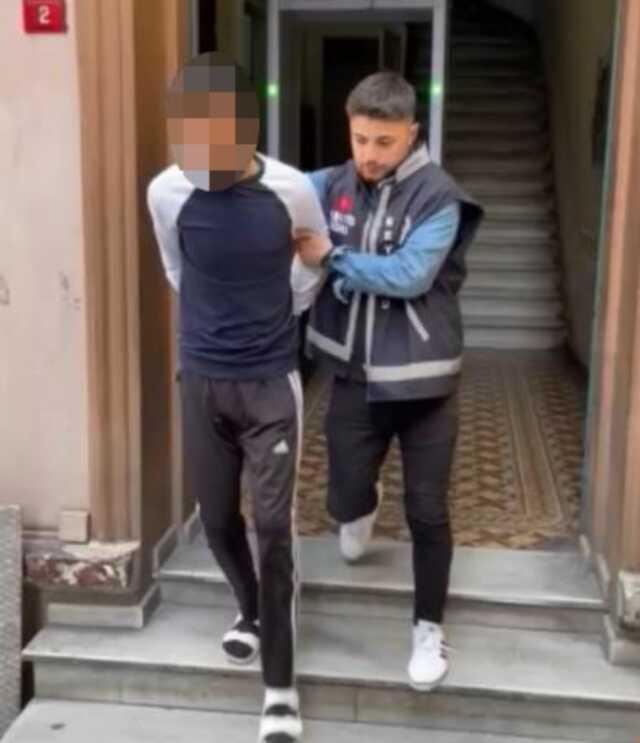 Korsan taksiciyi gasp eden adam, Taksim'de 'Ben Robin Hood'um' diyerek parayı önüne gelene dağıttı Korsan taksiciyi gasp eden adam, Taksim'de 'Ben Robin Hood'um' diyerek parayı önüne gelene dağıttı