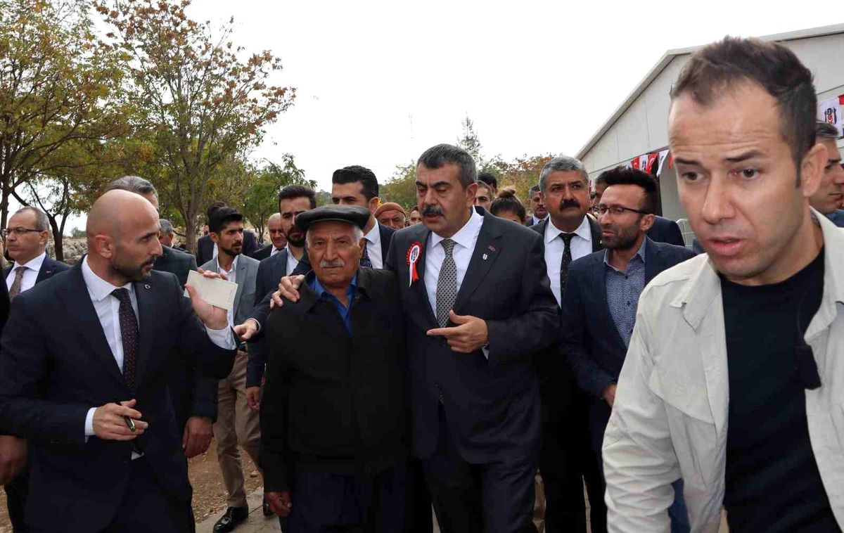 Milli Eğitim Bakanı Tekin, şehit ailesiyle bir araya geldi