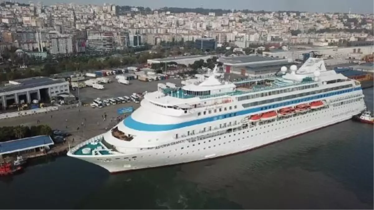 Rus Kruvaziyer Gemisi Samsun Limanına Yanaştı