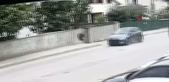 Seyir halinde kopan teker otomobile çarptı... O anlar kamerada