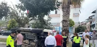 Antalya'da kontrolsüz kavşakta otomobil ile kamyonet çarpıştı