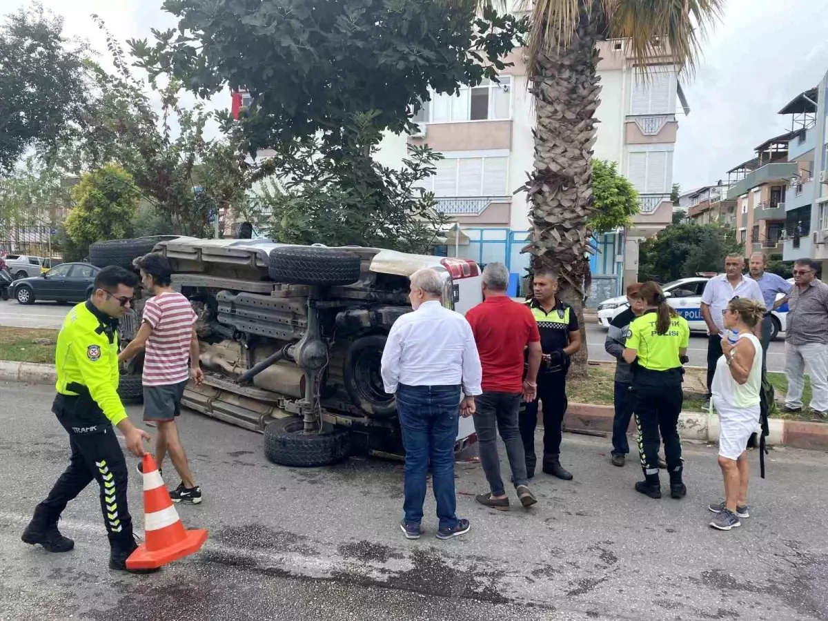 Antalya'da kontrolsüz kavşakta otomobil ile kamyonet çarpıştı