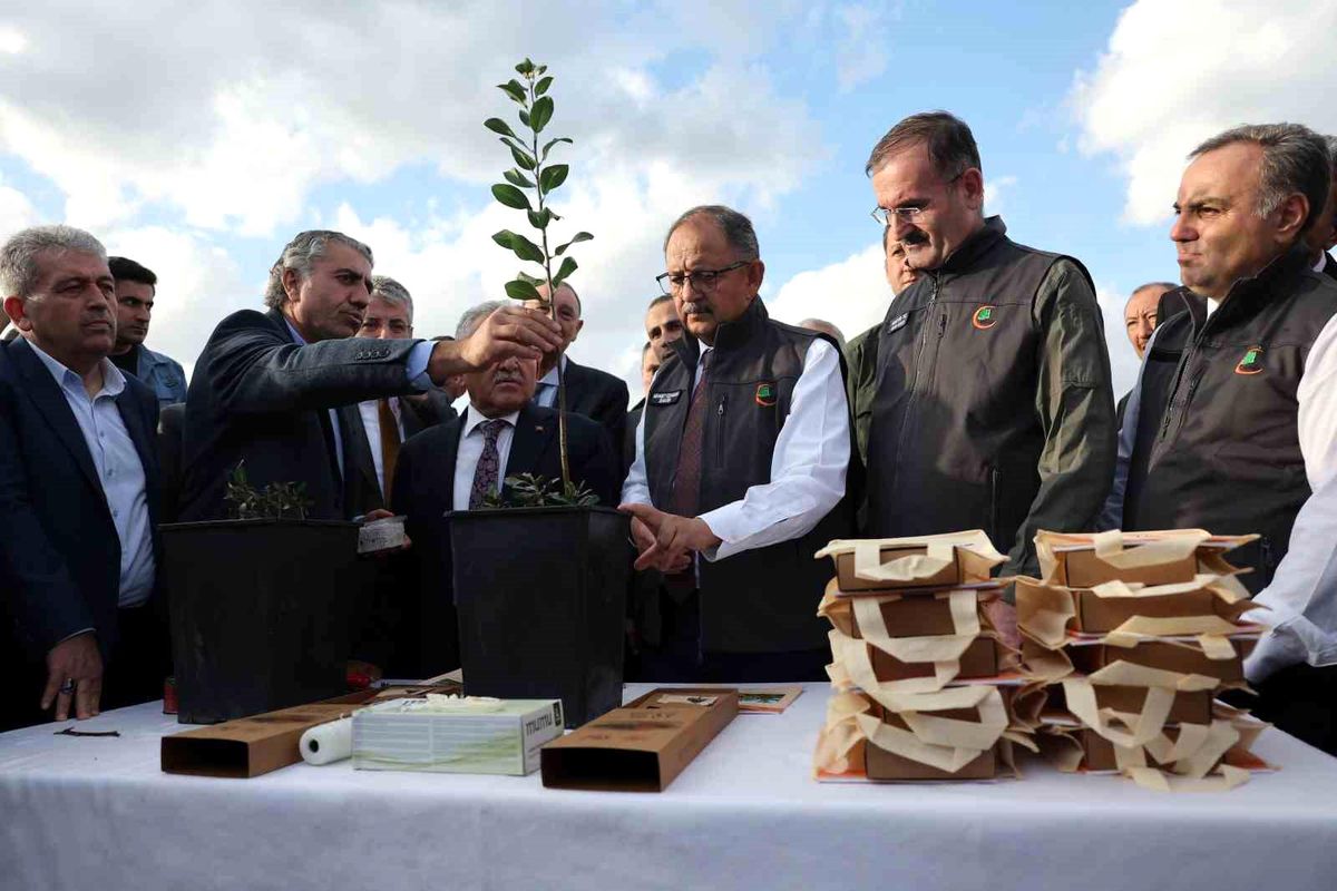 Bakan Özhaseki, Gen Bahçesini Ziyaret Etti