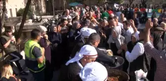 Bursa Ulu Cami'de Dürüm İkramı İzdihamı