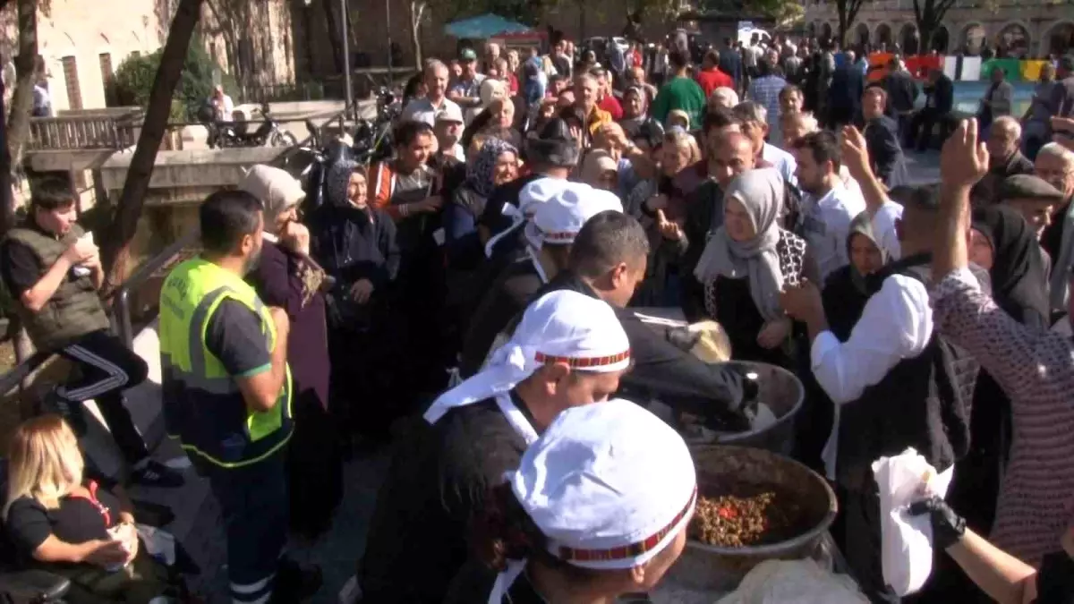 Bursa Ulu Cami'de Dürüm İkramı İzdihamı