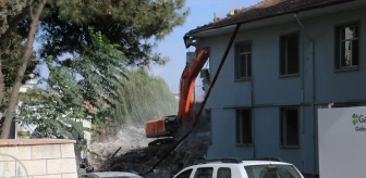 Hatay'da ağır hasarlı kaymakamlık binası kontrollü yıkıldı