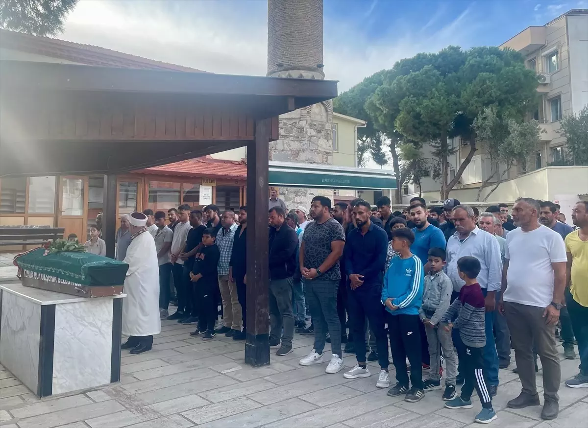 İzmir'de adliye binası önünde bıçaklanan kadının cenazesi defnedildi