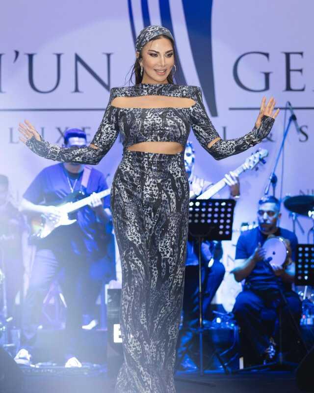 Kıbrıs'ta 100. yıl coşkusu! Ebru Yaşar yüzlerce hayranıyla 10. Yıl Marşı okudu Kıbrıs'ta 100. yıl coşkusu! Ebru Yaşar yüzlerce hayranıyla 10. Yıl Marşı okudu