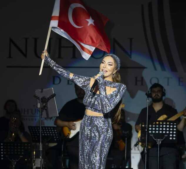 Kıbrıs'ta 100. yıl coşkusu! Ebru Yaşar yüzlerce hayranıyla 10. Yıl Marşı okudu Kıbrıs'ta 100. yıl coşkusu! Ebru Yaşar yüzlerce hayranıyla 10. Yıl Marşı okudu