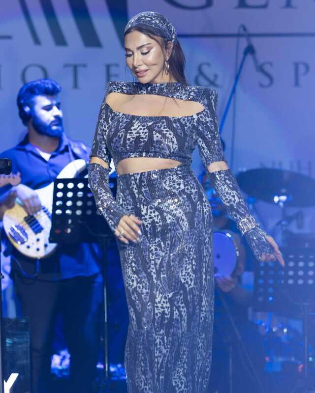 Kıbrıs'ta 100. yıl coşkusu! Ebru Yaşar yüzlerce hayranıyla 10. Yıl Marşı okudu Kıbrıs'ta 100. yıl coşkusu! Ebru Yaşar yüzlerce hayranıyla 10. Yıl Marşı okudu