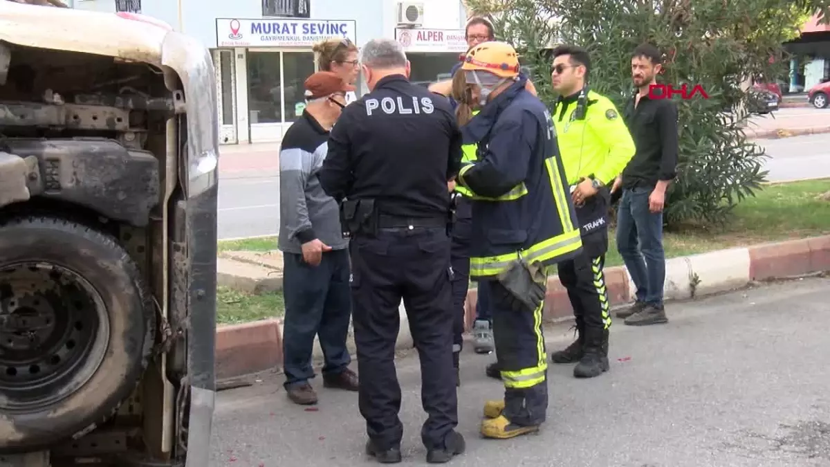 Antalya'da Otomobil ile Hafif Ticari Araç Kavşakta Çarpıştı