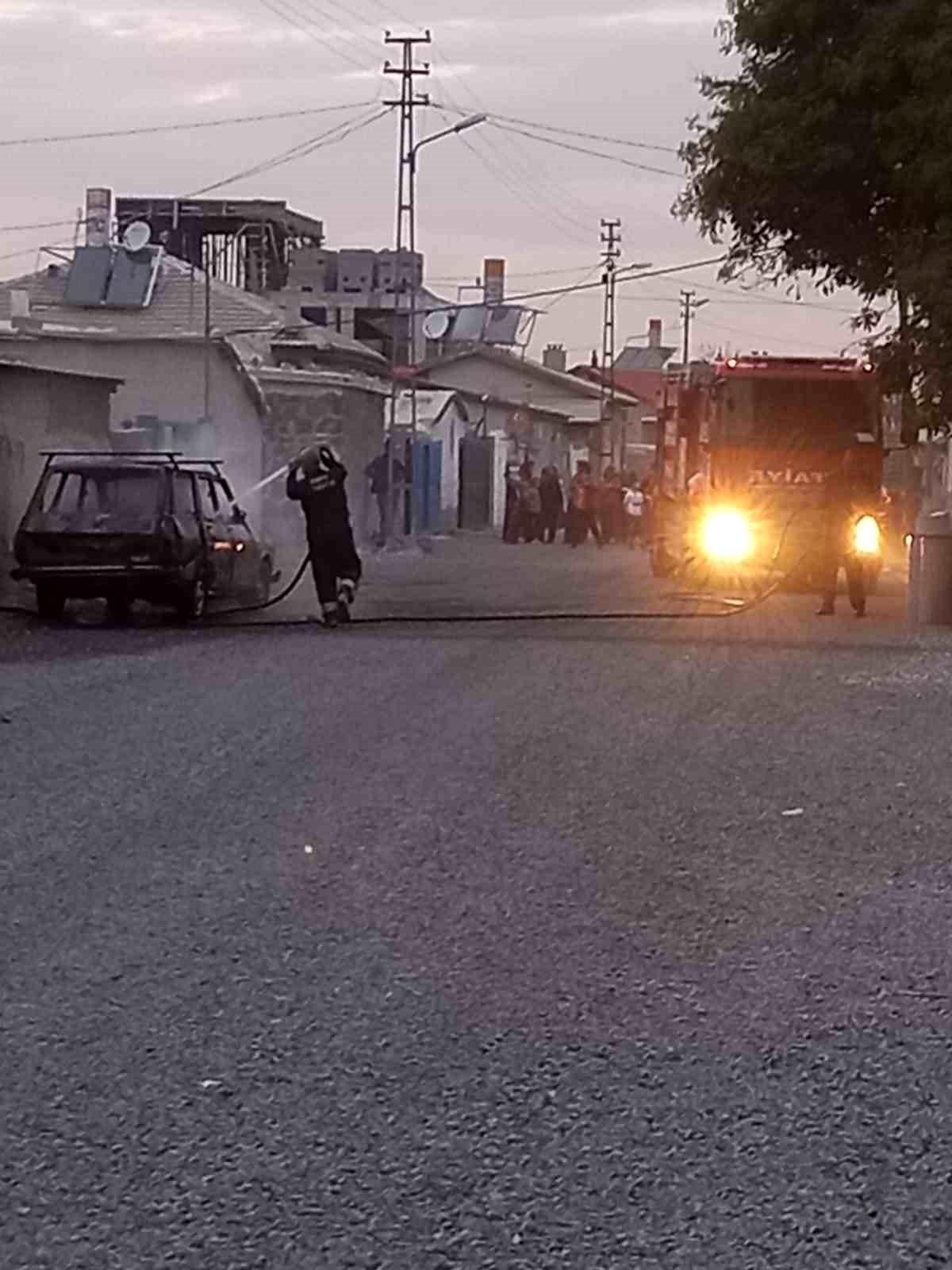 Konya'da Park Halindeki Otomobil Yangında Kullanılamaz Hale Geldi