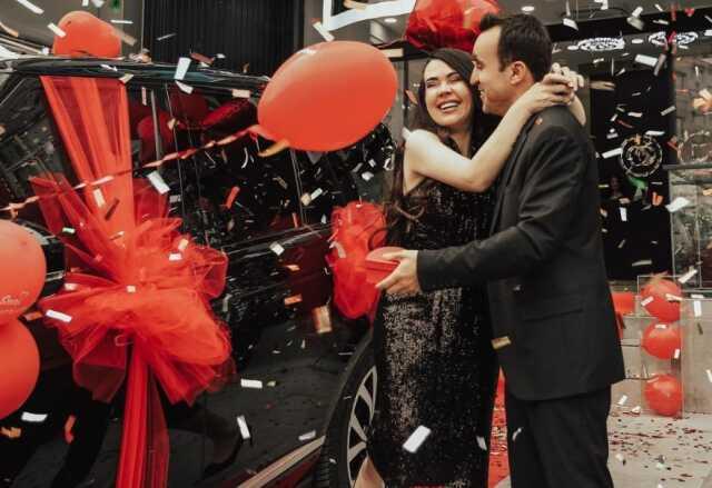 Özlem Öz ve Tayyar Öz çifti kimdir, ne iş yapıyor? Özlem Öz ve Tayyar Öz çifti kimdir, ne iş yapıyor?