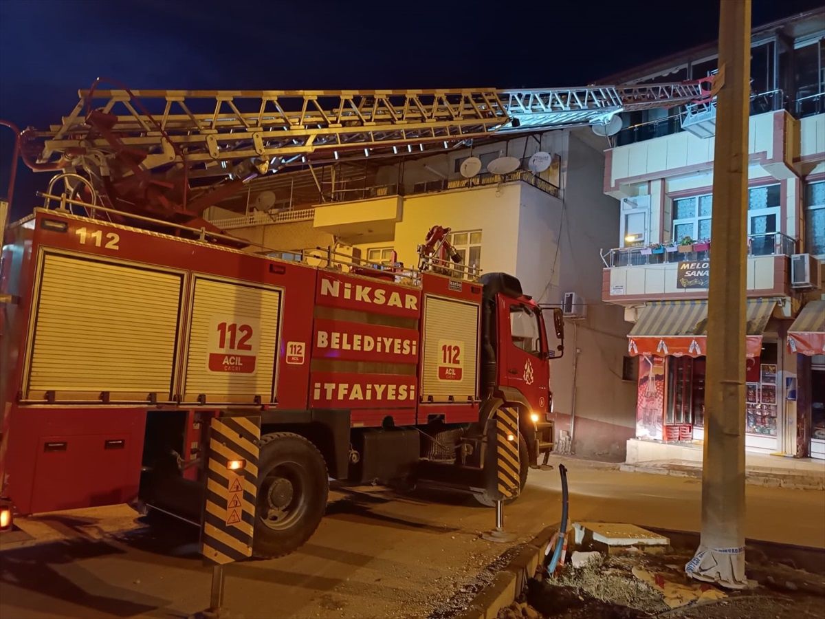 Tokat'ın Niksar ilçesinde ev yangınında dumandan etkilenen kişi hastaneye kaldırıldı