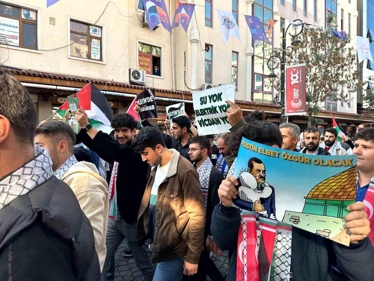 AK Partili gençler Diyarbakır'da Filistin için 'SayStop' sloganıyla yürüdü