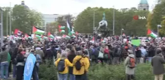 Berlin'de binlerce Filistin destekçisi İsrail'in saldırılarını protesto etti