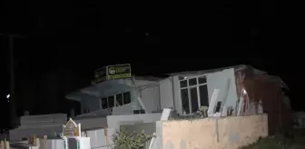Biga'da fırtına nedeniyle iş yerinin çatısı uçtu