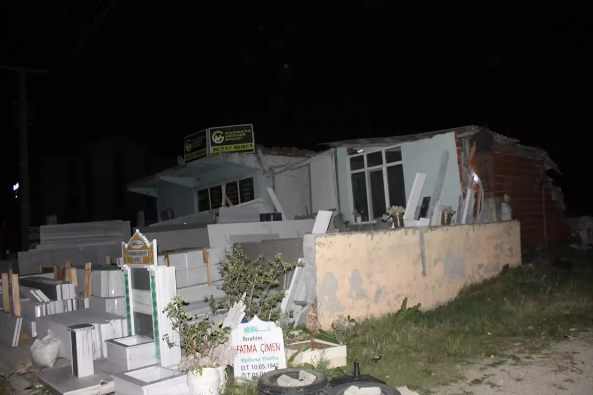 Biga'da fırtına nedeniyle iş yerinin çatısı uçtu