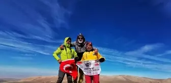 Dağcılar tırmandıkları zirvelerden aldıkları toprağı şehit kabirleriyle buluşturdu